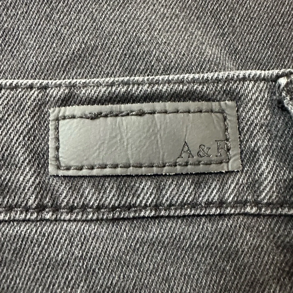 Abercrombie Ultra High Rise Ankle Straight Jeans washed black Sz 8 (29)